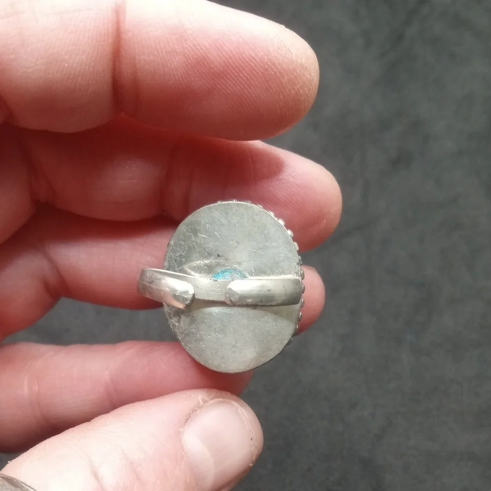 Elegant Silver and Red Gemstone Ring - Picture 9 of 10